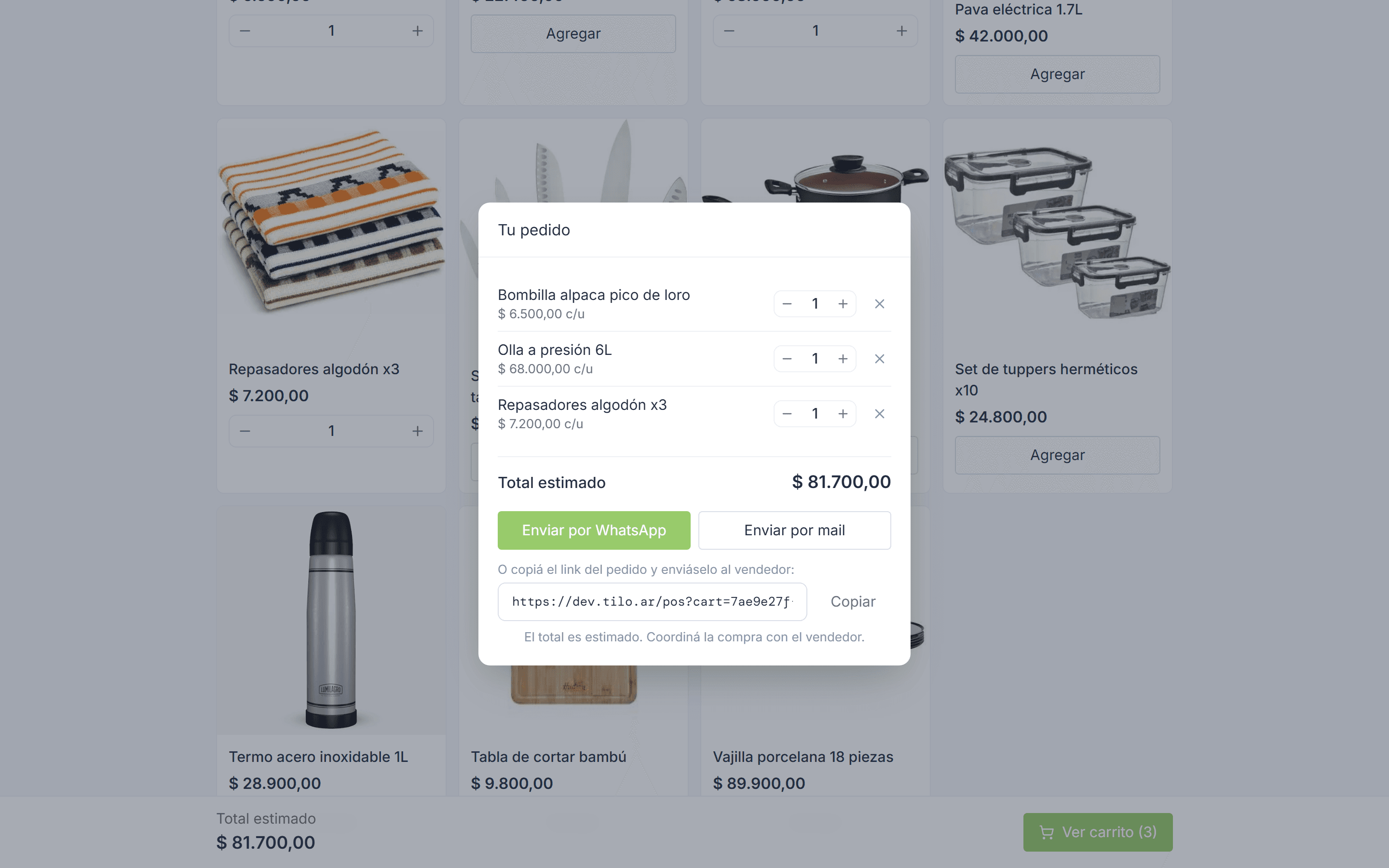 Carrito del catálogo abierto con los productos elegidos, el total estimado y el botón para enviar por WhatsApp